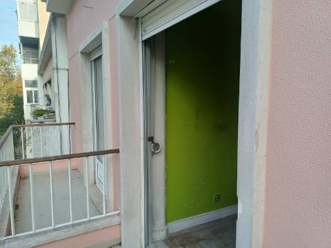 Excelente prédio renovado com 10 fracções, loja e garagem, Benfica