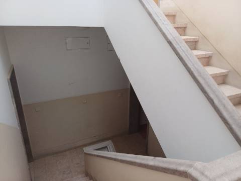 Excelente prédio renovado com 10 fracções, loja e garagem, Benfica