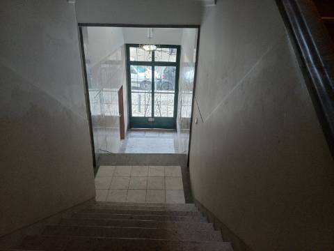 Excelente prédio renovado com 10 fracções, loja e garagem, Benfica