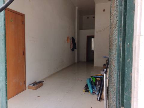 Excelente prédio renovado com 10 fracções, loja e garagem, Benfica