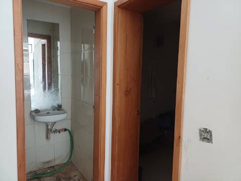 Excelente prédio renovado com 10 fracções, loja e garagem, Benfica