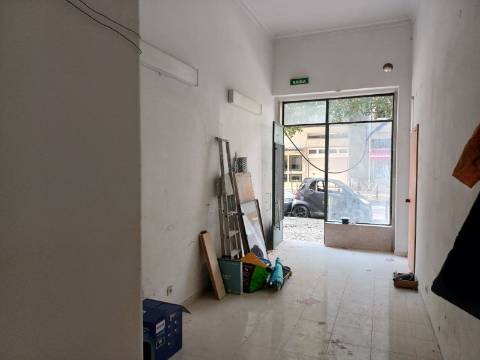 Excelente prédio renovado com 10 fracções, loja e garagem, Benfica