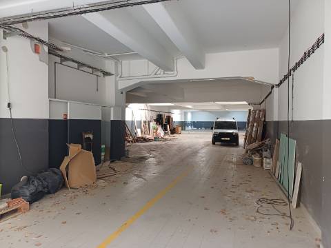 Excelente prédio renovado com 10 fracções, loja e garagem, Benfica