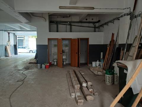 Excelente prédio renovado com 10 fracções, loja e garagem, Benfica