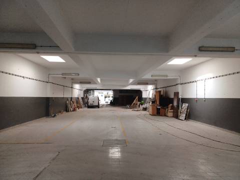 Excelente prédio renovado com 10 fracções, loja e garagem, Benfica