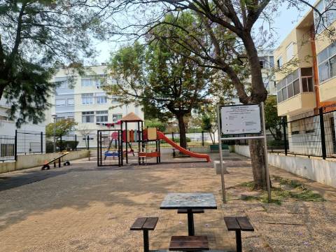 Prédio em Rio de Mouro, com 8 frações de habitação para rentabilidade