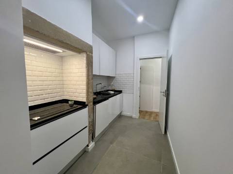 Apartamento T3 luminoso e a estrear a poucos minutos da Graça