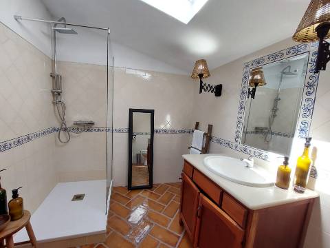Charme com toque de luxo - Moradia V4 de 2 pisos com jardim em Reguengo da Parada