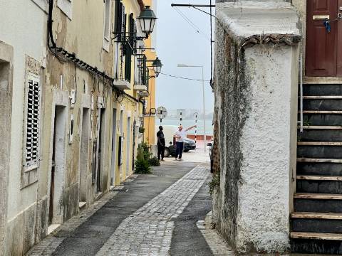 Transforme história em rentabilidade Prédio para reconstrução a poucos metros do passadiço à beira rio no Seixal