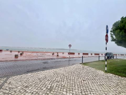 Transforme história em rentabilidade Prédio para reconstrução a poucos metros do passadiço à beira rio no Seixal