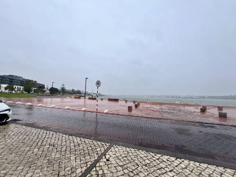 Transforme história em rentabilidade Prédio para reconstrução a poucos metros do passadiço à beira rio no Seixal