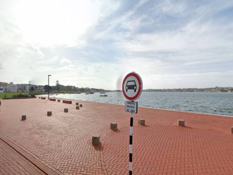 Transforme história em rentabilidade Prédio para reconstrução a poucos metros do passadiço à beira rio no Seixal