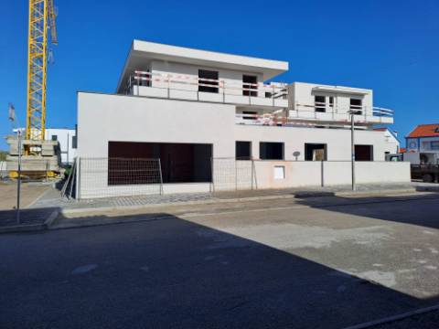 Apartamento T2 com garagem no centro de Ferrel