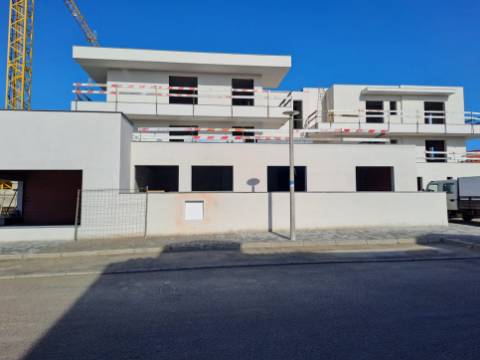 Apartamento T2 com garagem no centro de Ferrel