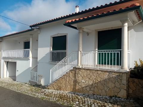 Moradia remodelada, com garagem e anexo, perto da Batalha