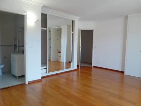 Moradia remodelada, com garagem e anexo, perto da Batalha