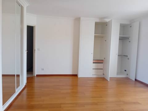 Moradia remodelada, com garagem e anexo, perto da Batalha