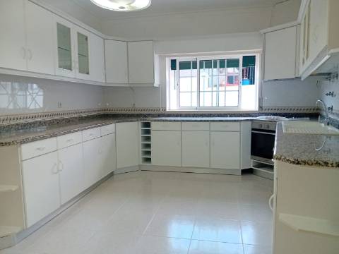 Moradia remodelada, com garagem e anexo, perto da Batalha