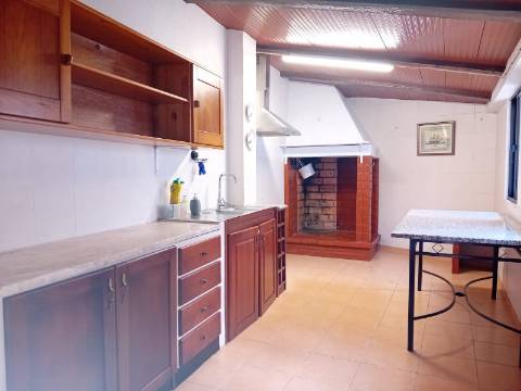Moradia remodelada, com garagem e anexo, perto da Batalha