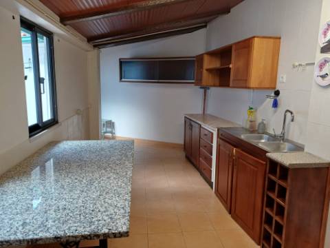 Moradia remodelada, com garagem e anexo, perto da Batalha