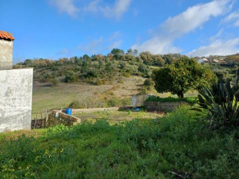 Moradia remodelada, com garagem e anexo, perto da Batalha