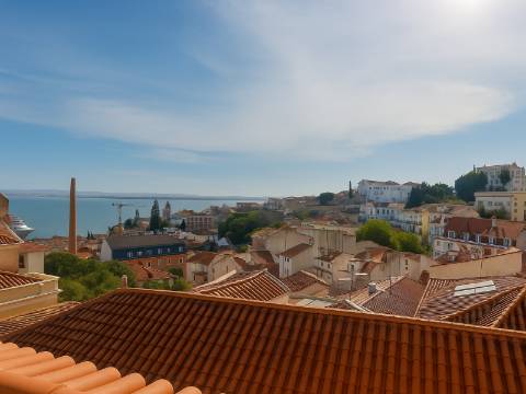 Belíssimo T2 Duplex, totalmente renovado, com vista deslumbrante sobre o Rio Tejo