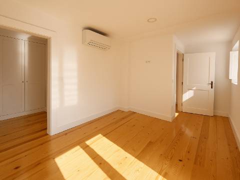 Belíssimo T2 Duplex, totalmente renovado, com vista deslumbrante sobre o Rio Tejo