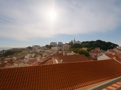 Belíssimo T2 Duplex, totalmente renovado, com vista deslumbrante sobre o Rio Tejo