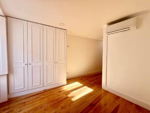 Exclusivo apartamento T2 de charme histórico e acabamentos de excelência