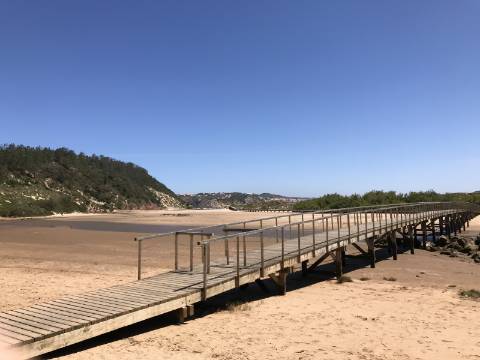 Moradia V3 térrea com piscina a 5 minutos das praias