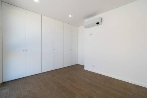 Moradia V3 térrea com piscina a 5 minutos das praias