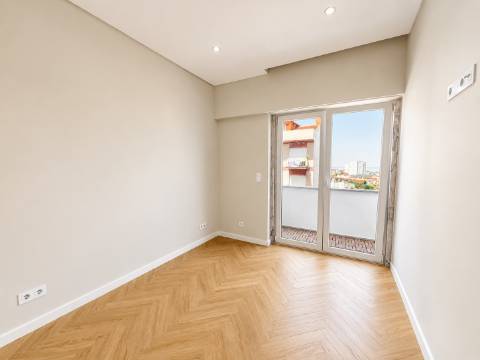 T2 premium a estrear com varanda, vista panorâmica sobre o rio Tejo e 2 elevadores - São Vicente - Lisboa