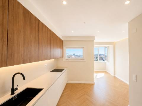 T2 premium a estrear com varanda, vista panorâmica sobre o rio Tejo e 2 elevadores - São Vicente - Lisboa