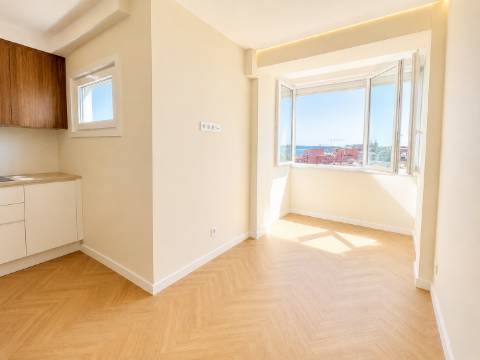 T2 premium a estrear com varanda, vista panorâmica sobre o rio Tejo e 2 elevadores - São Vicente - Lisboa