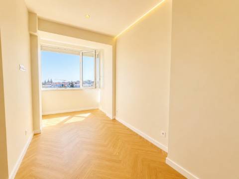T2 premium a estrear com varanda, vista panorâmica sobre o rio Tejo e 2 elevadores - São Vicente - Lisboa