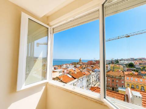 T2 premium a estrear com varanda, vista panorâmica sobre o rio Tejo e 2 elevadores - São Vicente - Lisboa