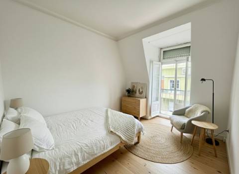 Apartamento T2 com varanda e vista de cidade - totalmente renovado