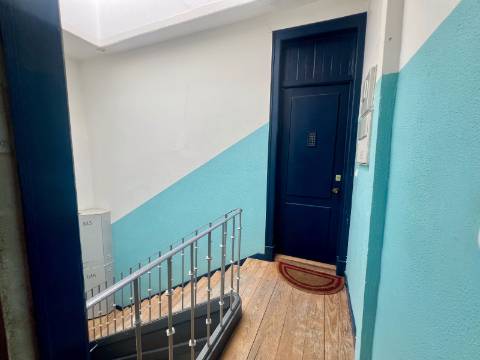 Apartamento T2 com varanda e vista de cidade - totalmente renovado
