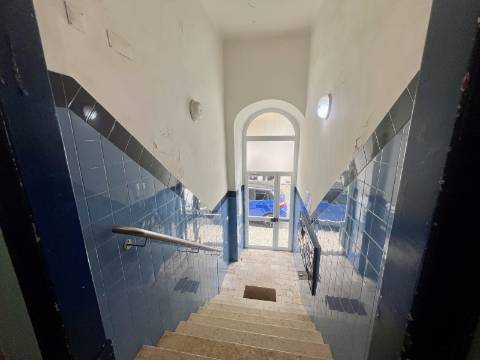 Apartamento T2 com varanda e vista de cidade - totalmente renovado