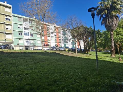 Apartamento T2 remodelado no Bairro do Charquinho em Benfica