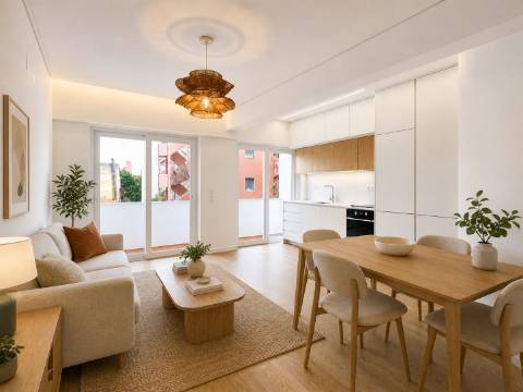 Elegante apartamento T2 totalmente renovado com elevador e varanda, na Graça em Lisboa