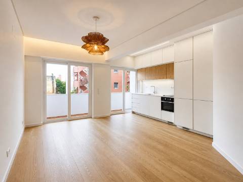Elegante apartamento T2 totalmente renovado com elevador e varanda, na Graça em Lisboa