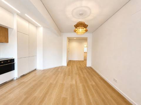 Elegante apartamento T2 totalmente renovado com elevador e varanda, na Graça em Lisboa