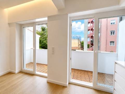 Elegante apartamento T2 totalmente renovado com elevador e varanda, na Graça em Lisboa