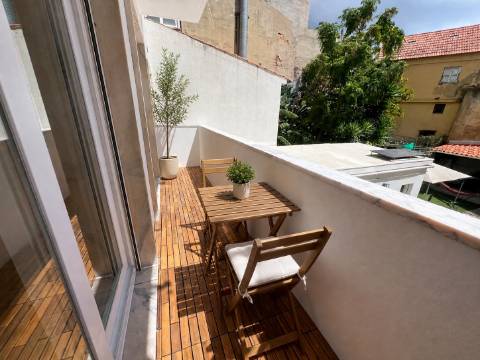 Elegante apartamento T2 totalmente renovado com elevador e varanda, na Graça em Lisboa
