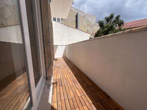 Elegante apartamento T2 totalmente renovado com elevador e varanda, na Graça em Lisboa