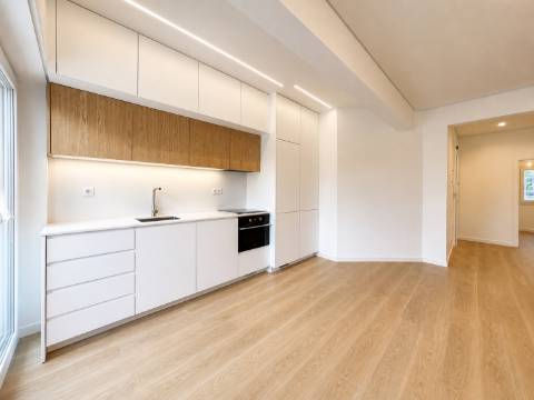 Elegante apartamento T2 totalmente renovado com elevador e varanda, na Graça em Lisboa