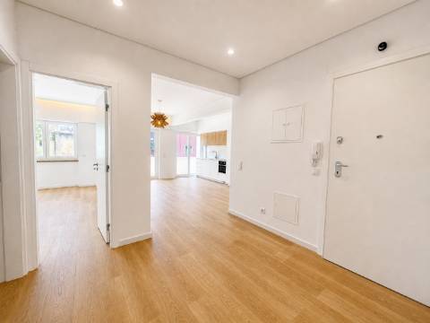 Elegante apartamento T2 totalmente renovado com elevador e varanda, na Graça em Lisboa