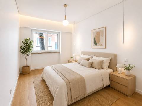 Elegante apartamento T2 totalmente renovado com elevador e varanda, na Graça em Lisboa