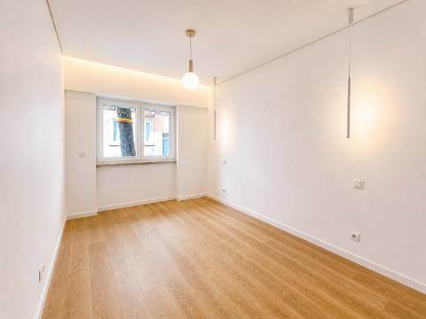 Elegante apartamento T2 totalmente renovado com elevador e varanda, na Graça em Lisboa